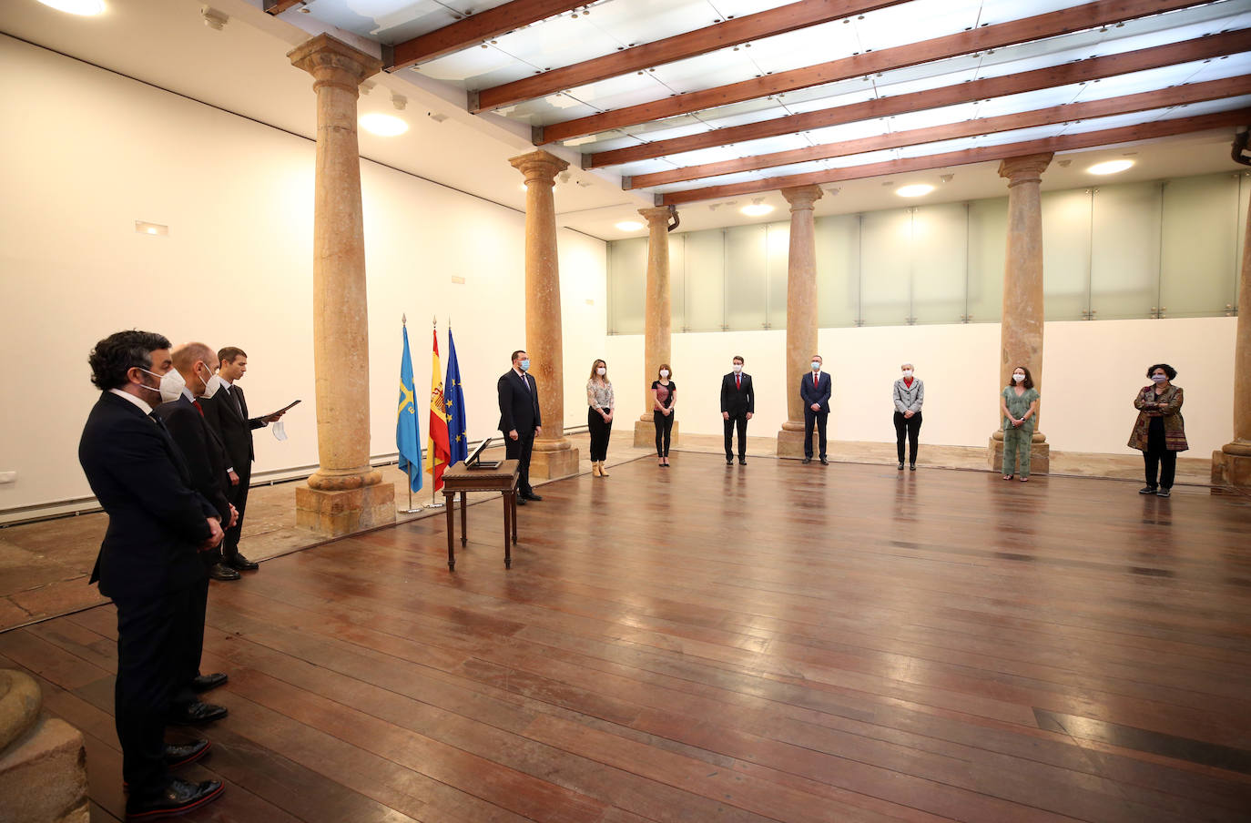 Alejandro Calvo y Juan Cofiño, a la izquierda, toman posesión de los nuevos cargos. 