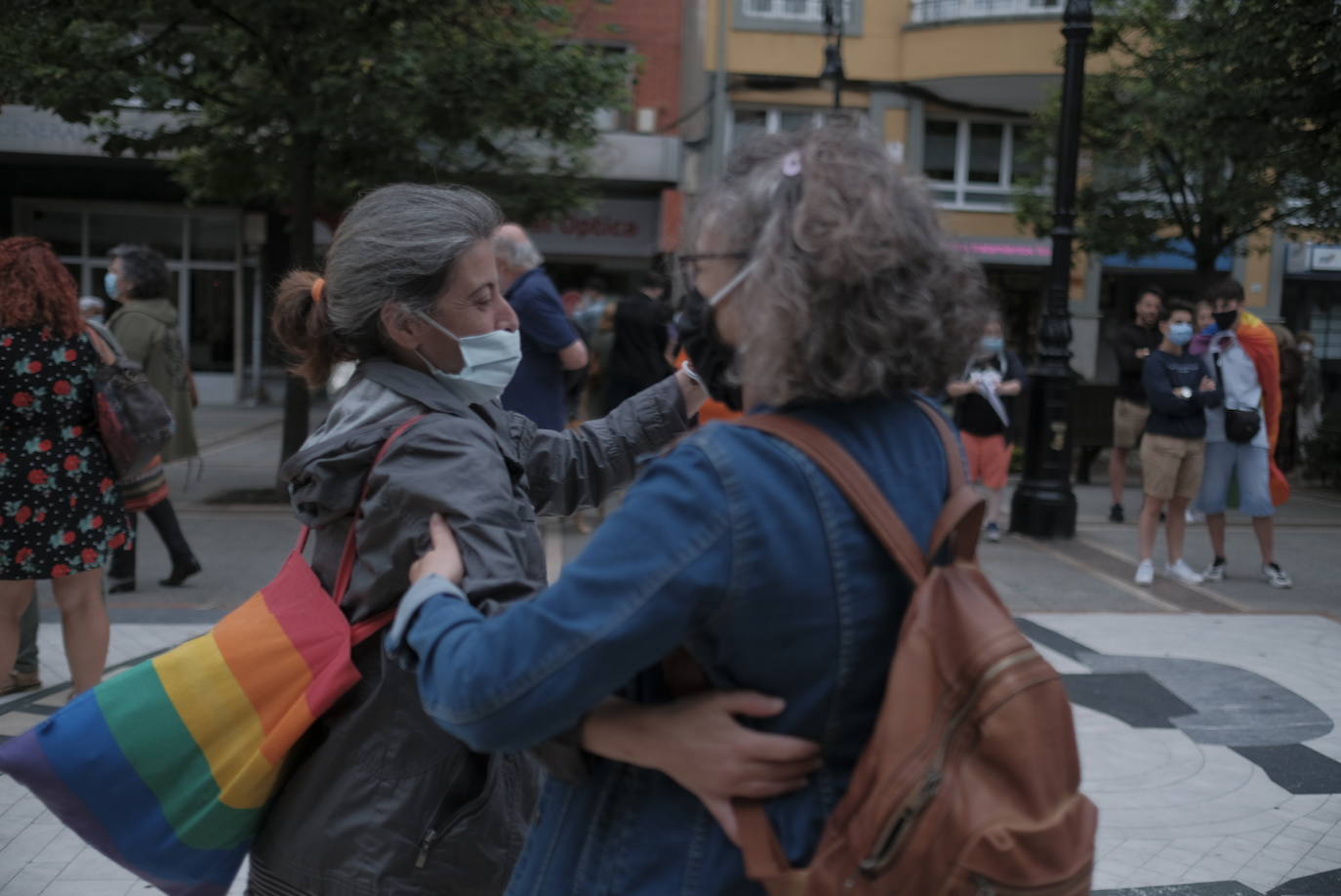 Xega organizó este sábado una movilización en bicicleta para celebrar el 'Día del orgullo 2020'. Además, tuvo lugar el recorrido urbano de la 'drag queen' Londra Show. También hubo una batukada por la noche en el paseo de Begoña.