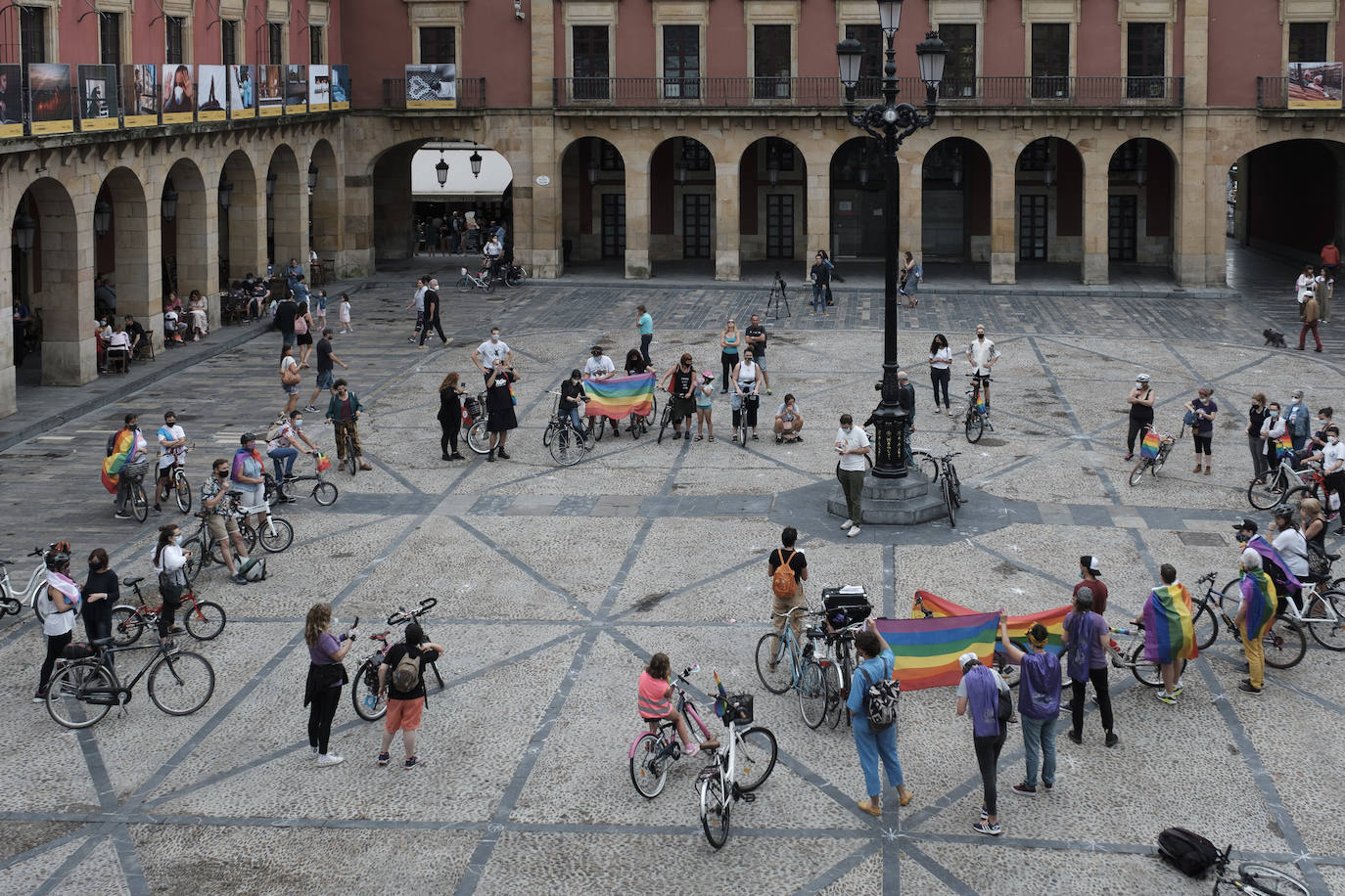 Xega organizó este sábado una movilización en bicicleta para celebrar el 'Día del orgullo 2020'. Además, tuvo lugar el recorrido urbano de la 'drag queen' Londra Show.