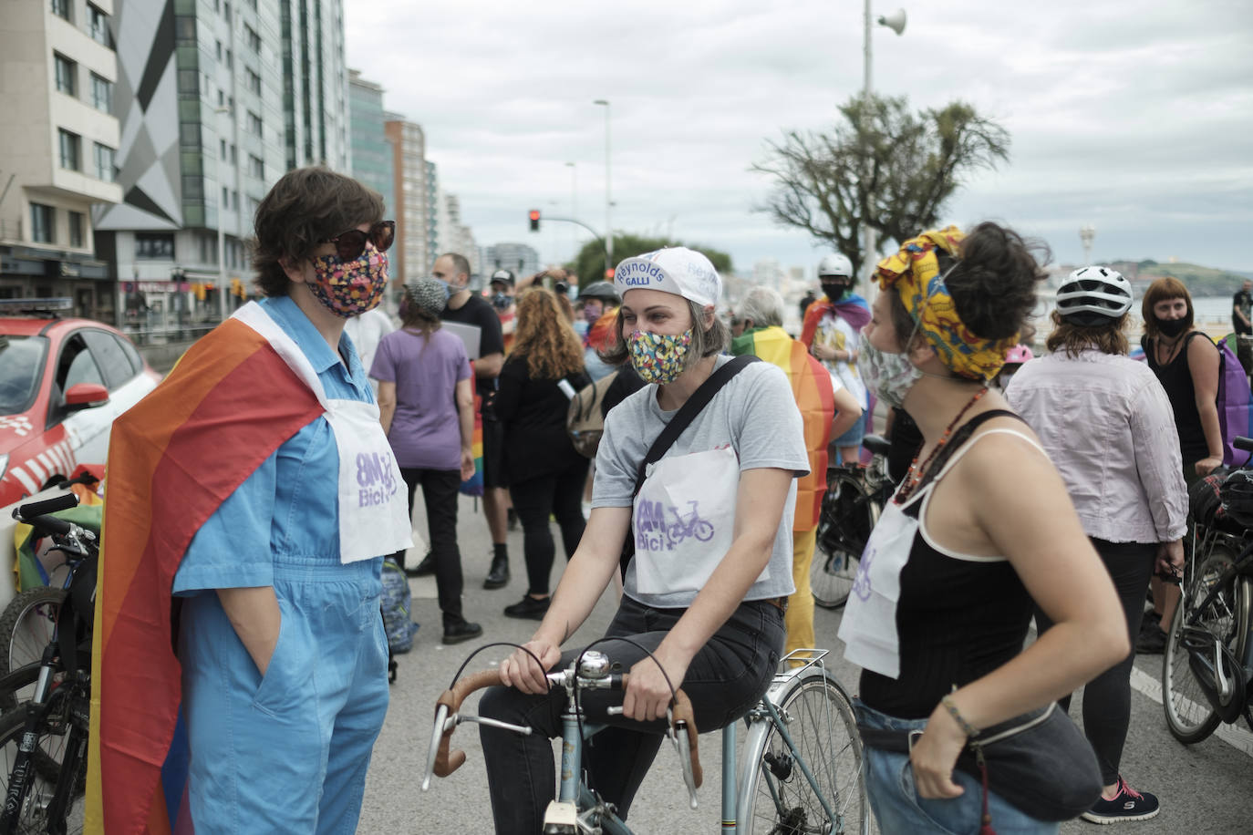 Xega organizó este sábado una movilización en bicicleta para celebrar el 'Día del orgullo 2020'. Además, tuvo lugar el recorrido urbano de la 'drag queen' Londra Show.