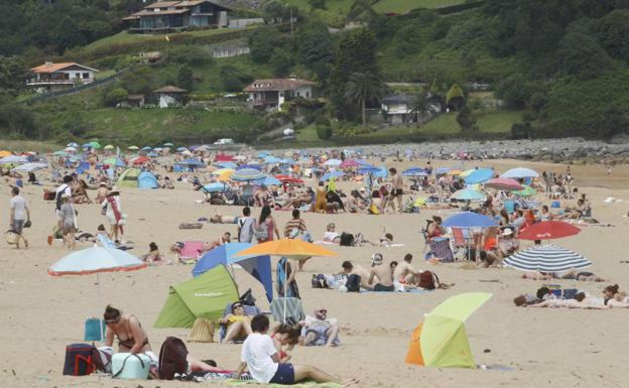 Playa de Rodiles, este verano. 