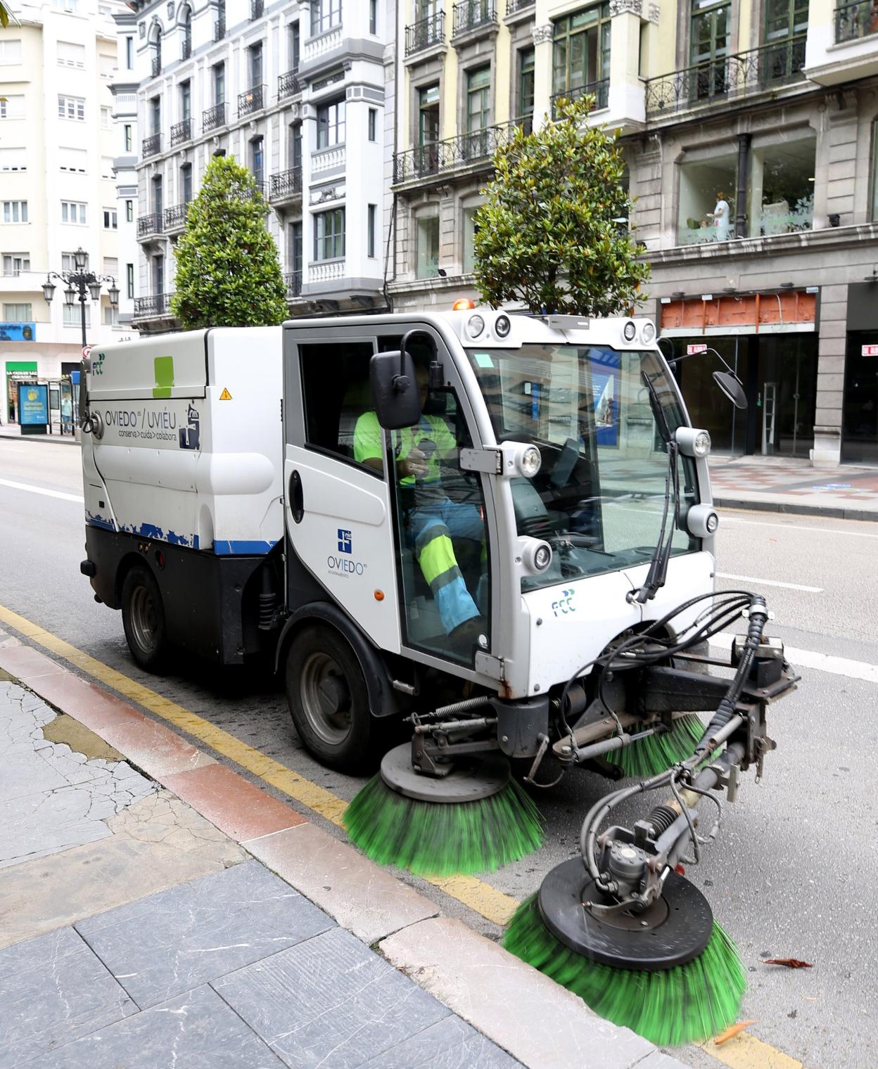Una barredora limpiando una calle del centro. 