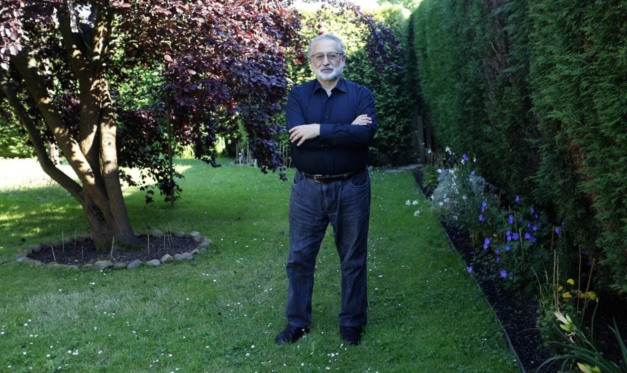 Daniel López Acuña en el jardín de su casa en Gijón, donde aprovechó el confinamiento para aficionarse aún más a la jardinería. 