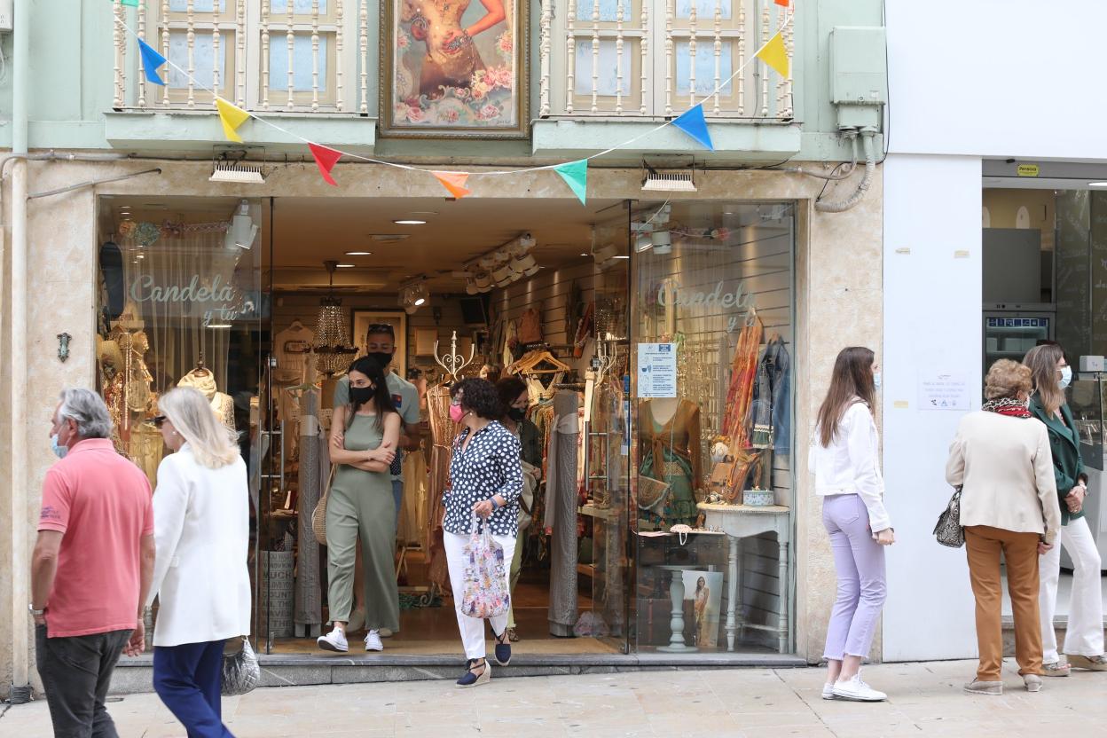 Clientes en un negocio de la calle de La Cámara, ayer por la mañana. 