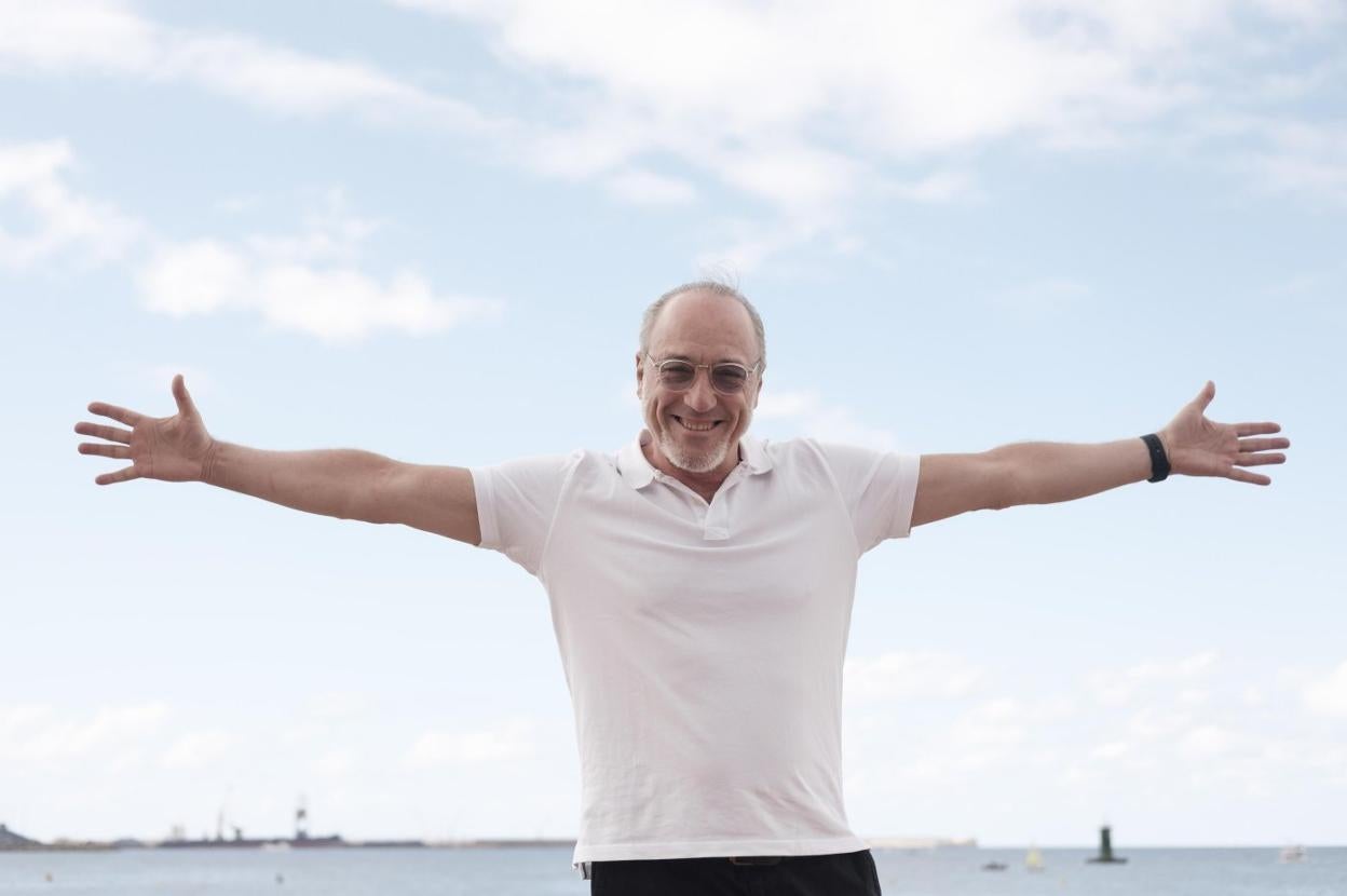 El actor Roberto Álvarez, en la gijonesa playa de Poniente, durante una visita a Asturias. 