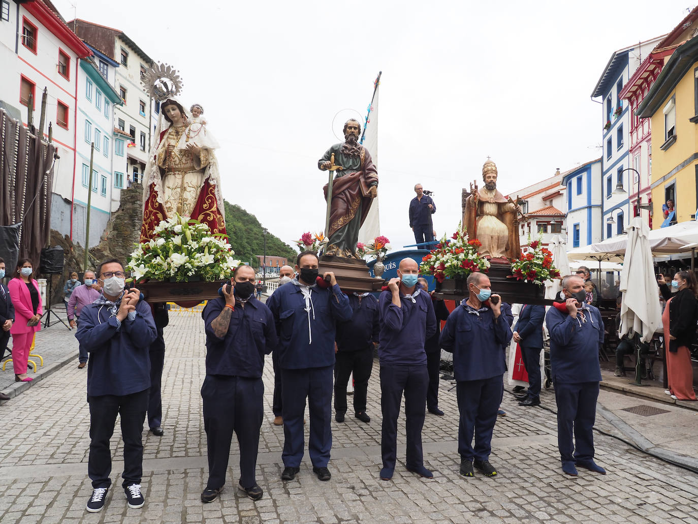 Las mascarillas marcaron la tradicional jornada que se, pese al coronavirus, se celebró en Cudillero con ciertas modificaciones sobre el programa habitual. 
