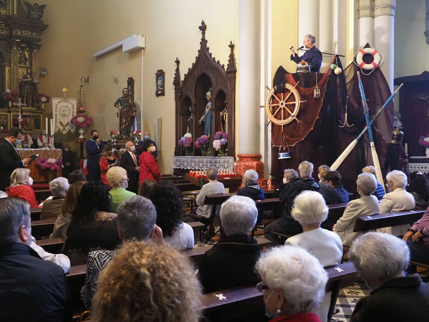 Las mascarillas marcaron la tradicional jornada que se, pese al coronavirus, se celebró en Cudillero con ciertas modificaciones sobre el programa habitual. 