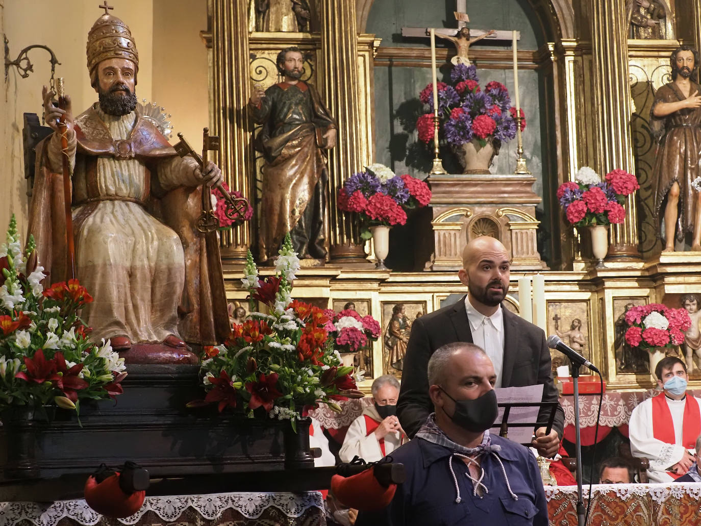 Las mascarillas marcaron la tradicional jornada que se, pese al coronavirus, se celebró en Cudillero con ciertas modificaciones sobre el programa habitual. 