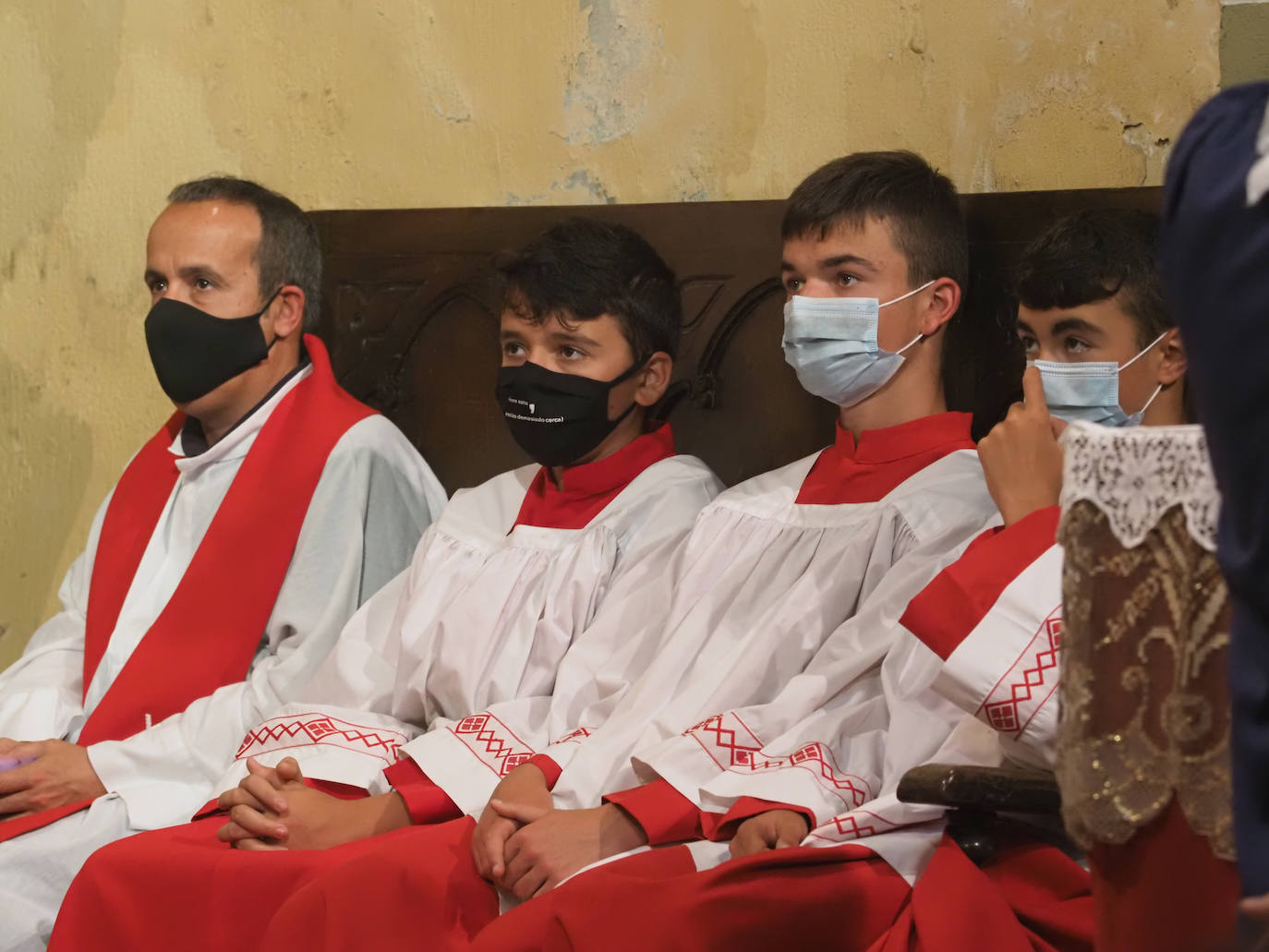 Las mascarillas marcaron la tradicional jornada que se, pese al coronavirus, se celebró en Cudillero con ciertas modificaciones sobre el programa habitual. 