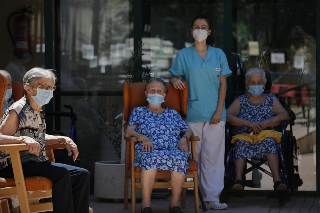 La Asociación de Víctimas del COVID-19 celebró ayer el Día de los Mayores en las residencias de la capital, donde también se repartieron flores y lotes de productos. 