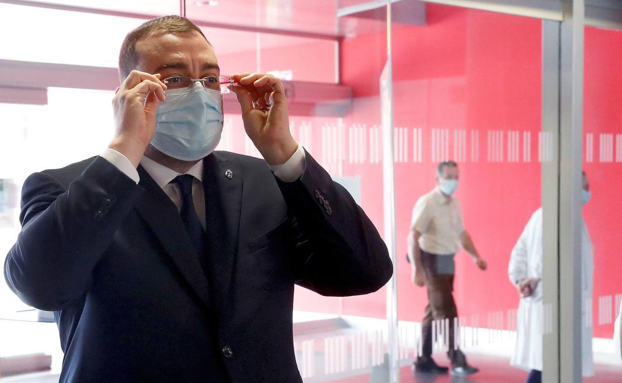 Adrián Barbón, en su visita al Laboratorio de Microbiología del HUCA.