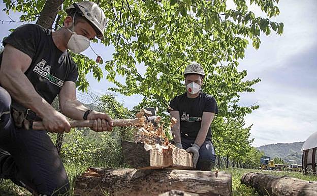 Dos guías preparan el recorrido exterior. 