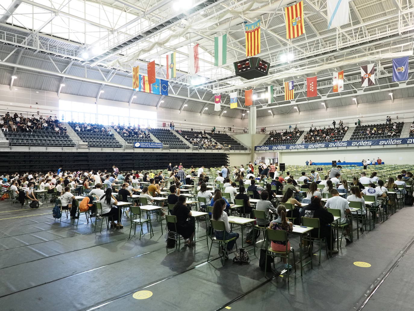 4.975 estudiantes asturianos inician este martes las pruebas que les darán acceso a los estudios universitarios. Lo hacen en unas circunstancias muy especiales, marcadas por la pandemia del coronavirus, tanto tanto por las medidas de higiene impuestas durante los exámenes como por un curso, el de 2019-2020, en el que las clases se suspendieron en el último trimestre. 