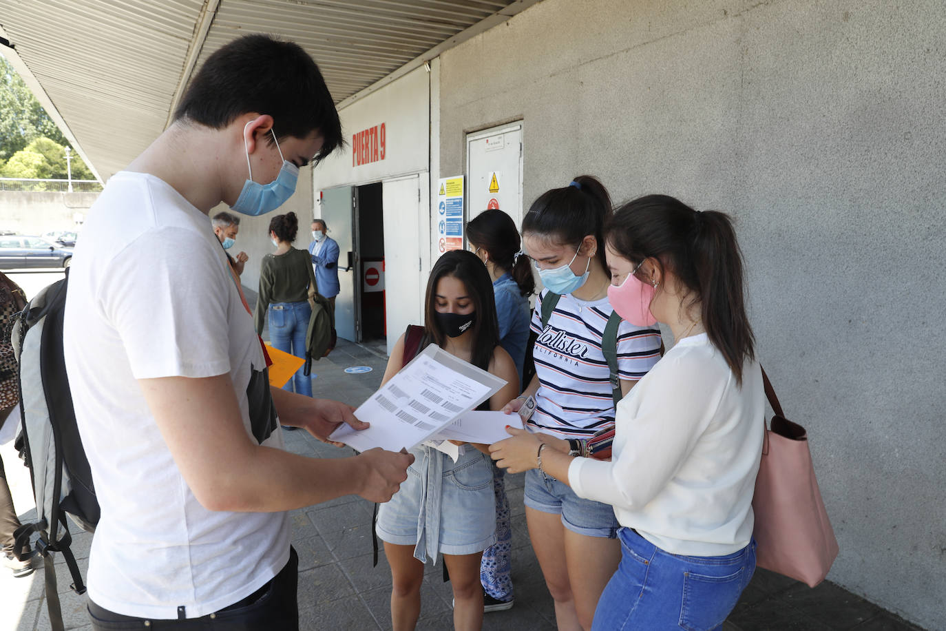 4.975 estudiantes asturianos inician este martes las pruebas que les darán acceso a los estudios universitarios. Lo hacen en unas circunstancias muy especiales, marcadas por la pandemia del coronavirus, tanto tanto por las medidas de higiene impuestas durante los exámenes como por un curso, el de 2019-2020, en el que las clases se suspendieron en el último trimestre. 