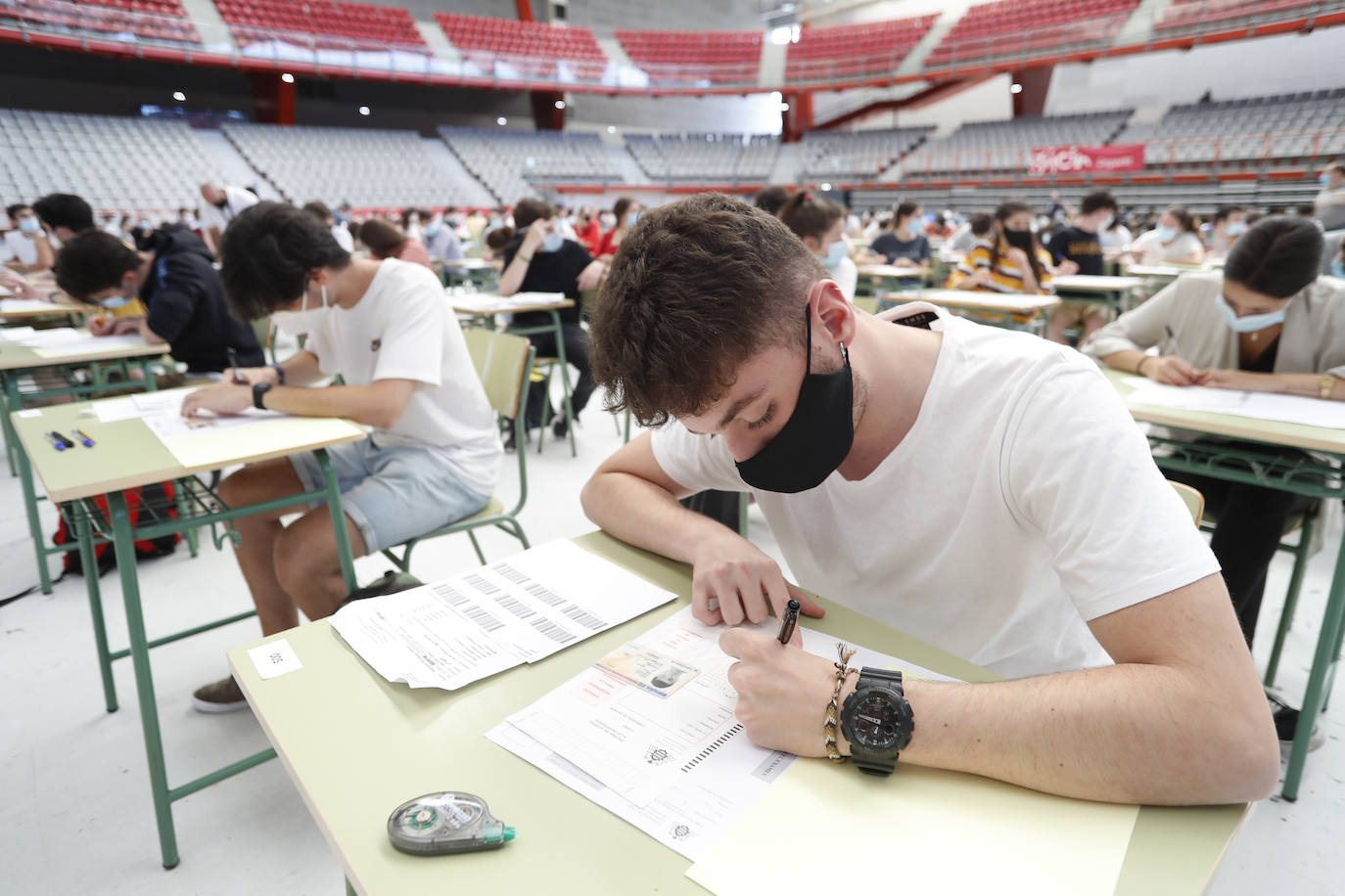 4.975 estudiantes asturianos inician este martes las pruebas que les darán acceso a los estudios universitarios. Lo hacen en unas circunstancias muy especiales, marcadas por la pandemia del coronavirus, tanto tanto por las medidas de higiene impuestas durante los exámenes como por un curso, el de 2019-2020, en el que las clases se suspendieron en el último trimestre. 