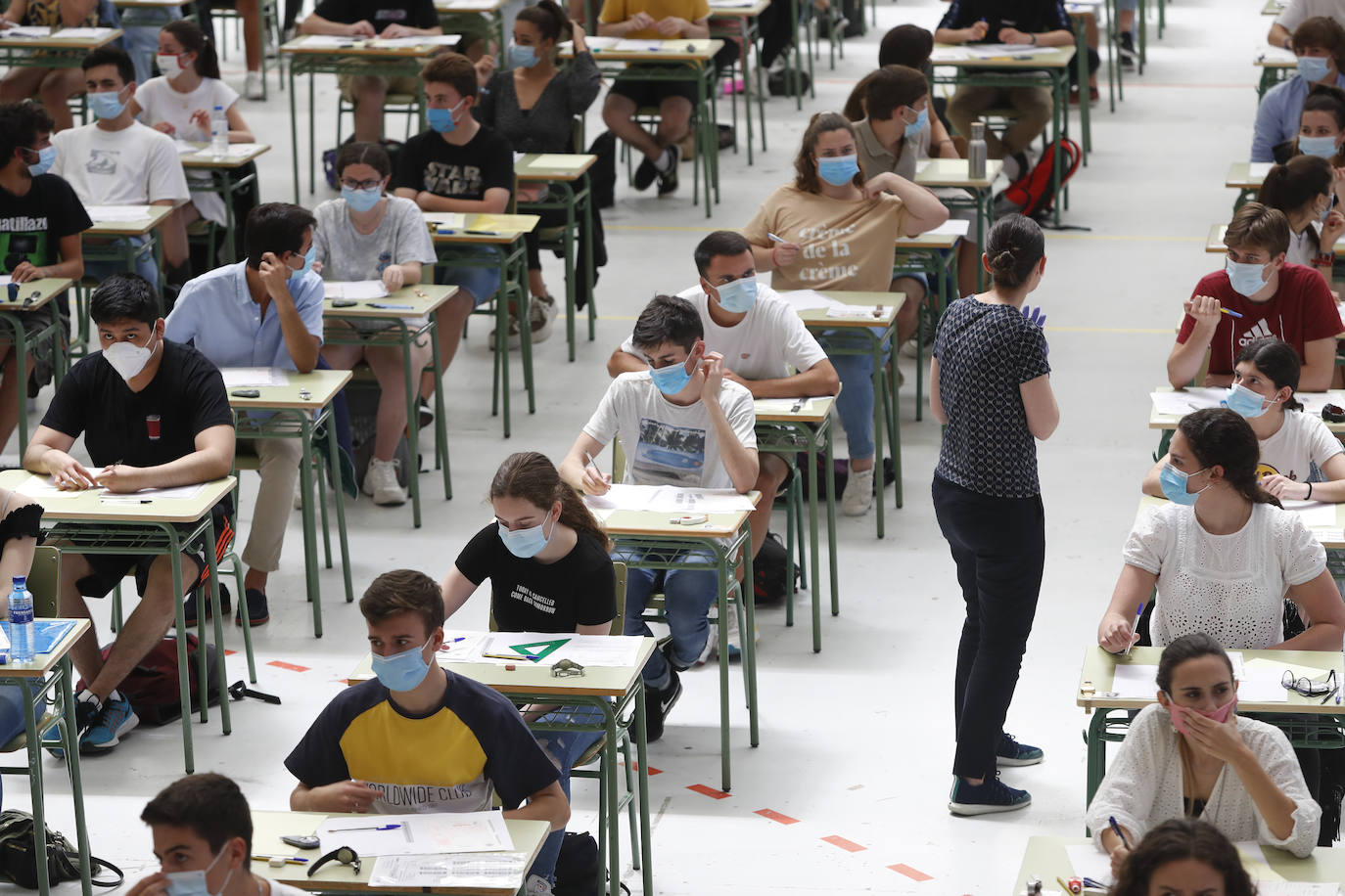 4.975 estudiantes asturianos inician este martes las pruebas que les darán acceso a los estudios universitarios. Lo hacen en unas circunstancias muy especiales, marcadas por la pandemia del coronavirus, tanto tanto por las medidas de higiene impuestas durante los exámenes como por un curso, el de 2019-2020, en el que las clases se suspendieron en el último trimestre. 