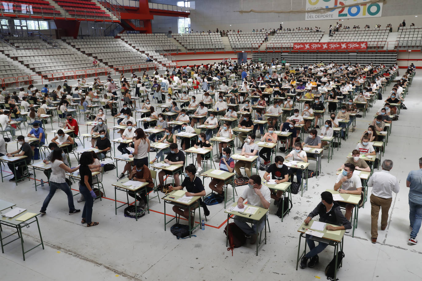 4.975 estudiantes asturianos inician este martes las pruebas que les darán acceso a los estudios universitarios. Lo hacen en unas circunstancias muy especiales, marcadas por la pandemia del coronavirus, tanto tanto por las medidas de higiene impuestas durante los exámenes como por un curso, el de 2019-2020, en el que las clases se suspendieron en el último trimestre. 