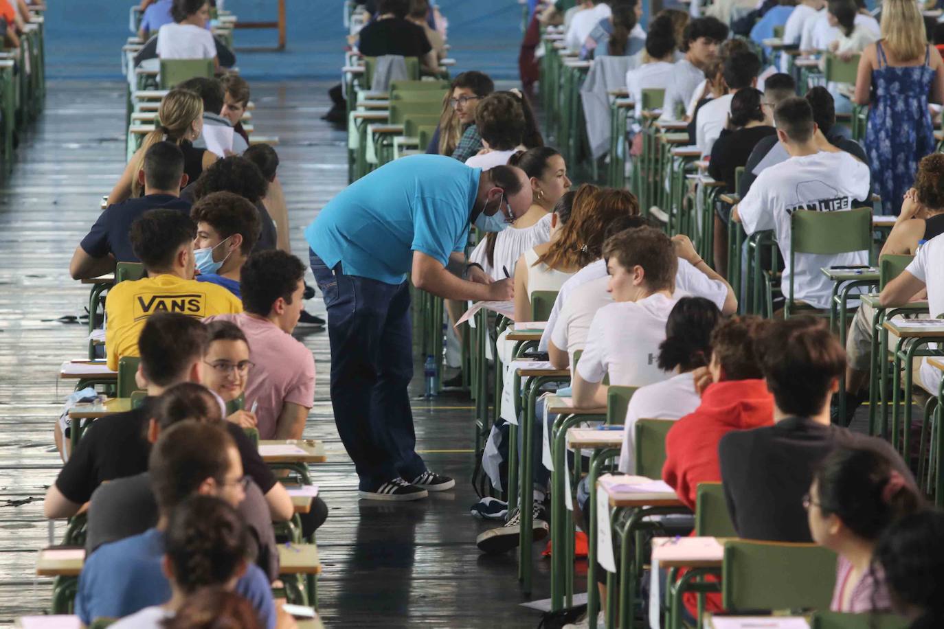 4.975 estudiantes asturianos inician este martes las pruebas que les darán acceso a los estudios universitarios. Lo hacen en unas circunstancias muy especiales, marcadas por la pandemia del coronavirus, tanto tanto por las medidas de higiene impuestas durante los exámenes como por un curso, el de 2019-2020, en el que las clases se suspendieron en el último trimestre. 