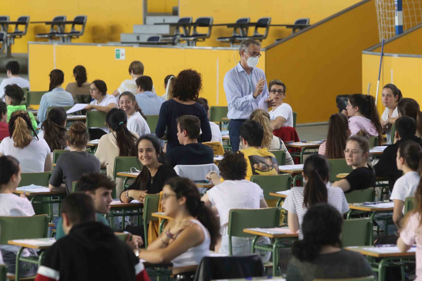 4.975 estudiantes asturianos inician este martes las pruebas que les darán acceso a los estudios universitarios. Lo hacen en unas circunstancias muy especiales, marcadas por la pandemia del coronavirus, tanto tanto por las medidas de higiene impuestas durante los exámenes como por un curso, el de 2019-2020, en el que las clases se suspendieron en el último trimestre. 