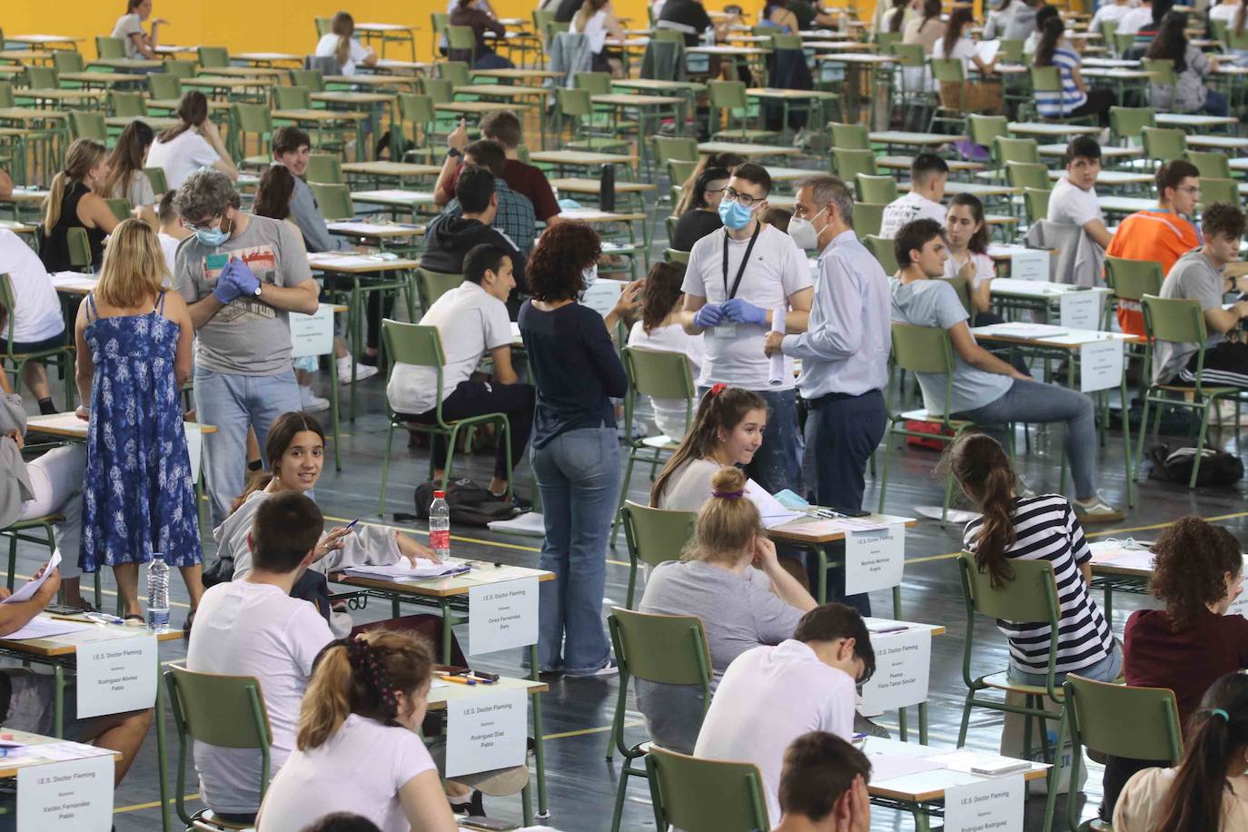 4.975 estudiantes asturianos inician este martes las pruebas que les darán acceso a los estudios universitarios. Lo hacen en unas circunstancias muy especiales, marcadas por la pandemia del coronavirus, tanto tanto por las medidas de higiene impuestas durante los exámenes como por un curso, el de 2019-2020, en el que las clases se suspendieron en el último trimestre. 