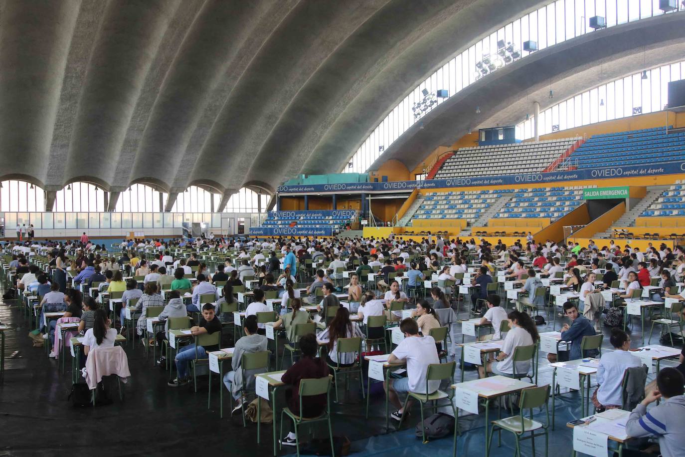 4.975 estudiantes asturianos inician este martes las pruebas que les darán acceso a los estudios universitarios. Lo hacen en unas circunstancias muy especiales, marcadas por la pandemia del coronavirus, tanto tanto por las medidas de higiene impuestas durante los exámenes como por un curso, el de 2019-2020, en el que las clases se suspendieron en el último trimestre. 