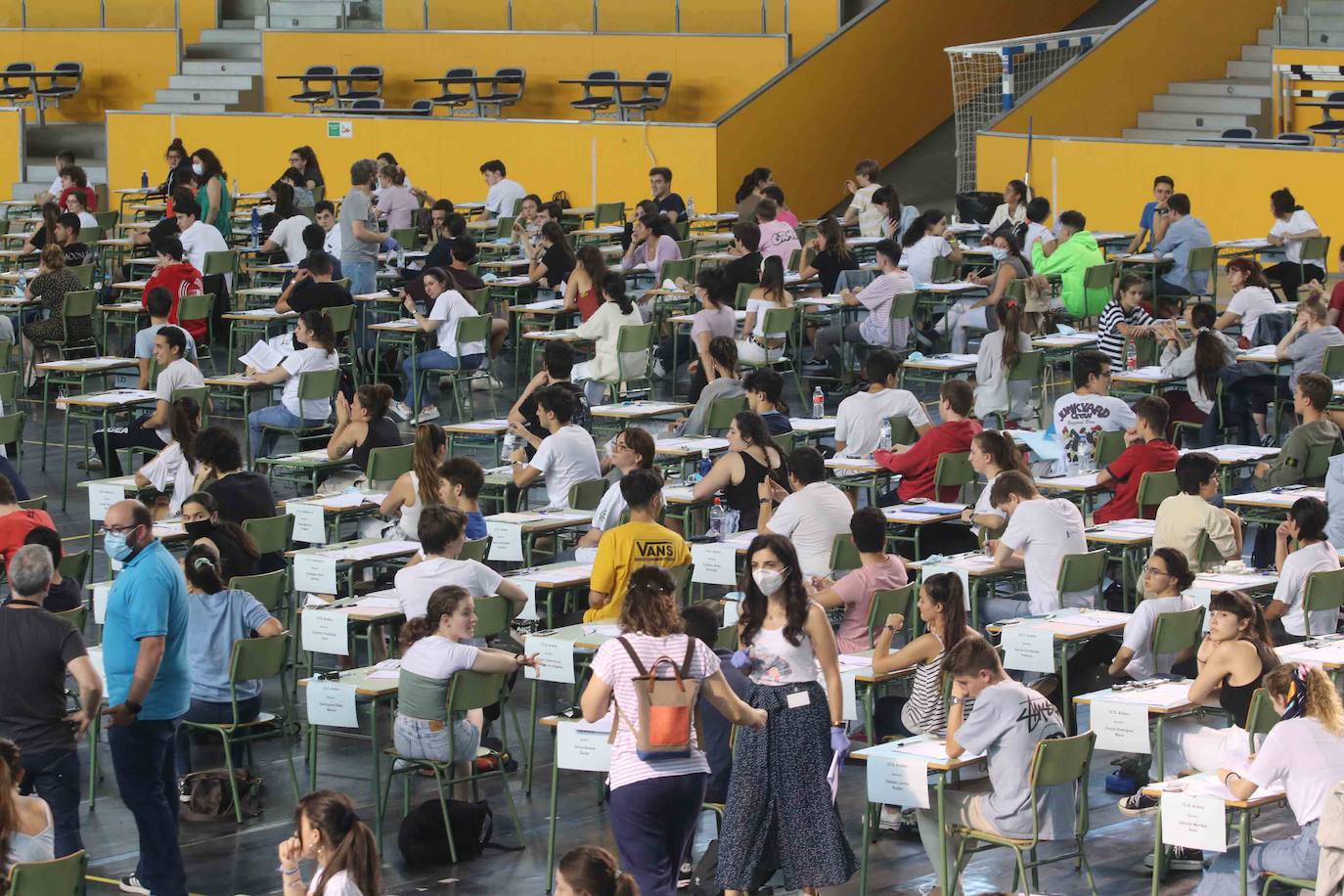 4.975 estudiantes asturianos inician este martes las pruebas que les darán acceso a los estudios universitarios. Lo hacen en unas circunstancias muy especiales, marcadas por la pandemia del coronavirus, tanto tanto por las medidas de higiene impuestas durante los exámenes como por un curso, el de 2019-2020, en el que las clases se suspendieron en el último trimestre. 