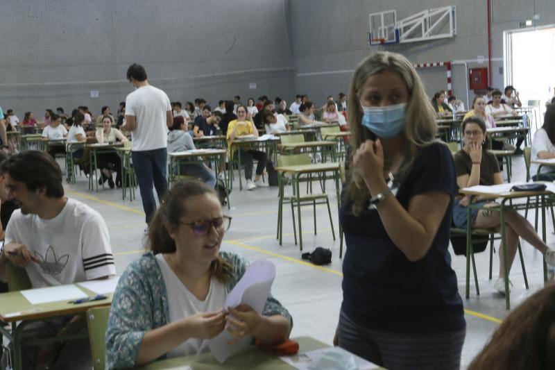 4.975 estudiantes asturianos inician este martes las pruebas que les darán acceso a los estudios universitarios. Lo hacen en unas circunstancias muy especiales, marcadas por la pandemia del coronavirus, tanto tanto por las medidas de higiene impuestas durante los exámenes como por un curso, el de 2019-2020, en el que las clases se suspendieron en el último trimestre. 