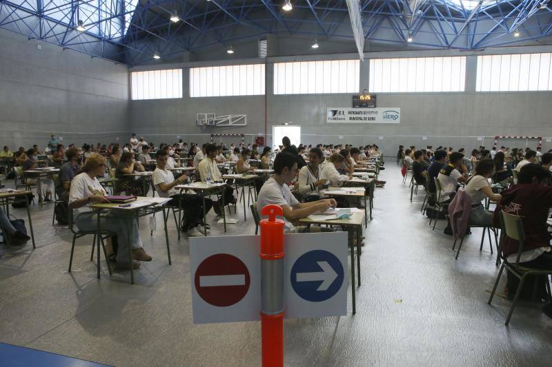 4.975 estudiantes asturianos inician este martes las pruebas que les darán acceso a los estudios universitarios. Lo hacen en unas circunstancias muy especiales, marcadas por la pandemia del coronavirus, tanto tanto por las medidas de higiene impuestas durante los exámenes como por un curso, el de 2019-2020, en el que las clases se suspendieron en el último trimestre. 