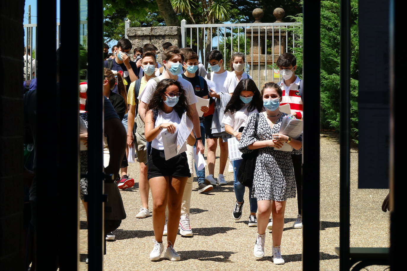 4.975 estudiantes asturianos inician este martes las pruebas que les darán acceso a los estudios universitarios. Lo hacen en unas circunstancias muy especiales, marcadas por la pandemia del coronavirus, tanto tanto por las medidas de higiene impuestas durante los exámenes como por un curso, el de 2019-2020, en el que las clases se suspendieron en el último trimestre. 