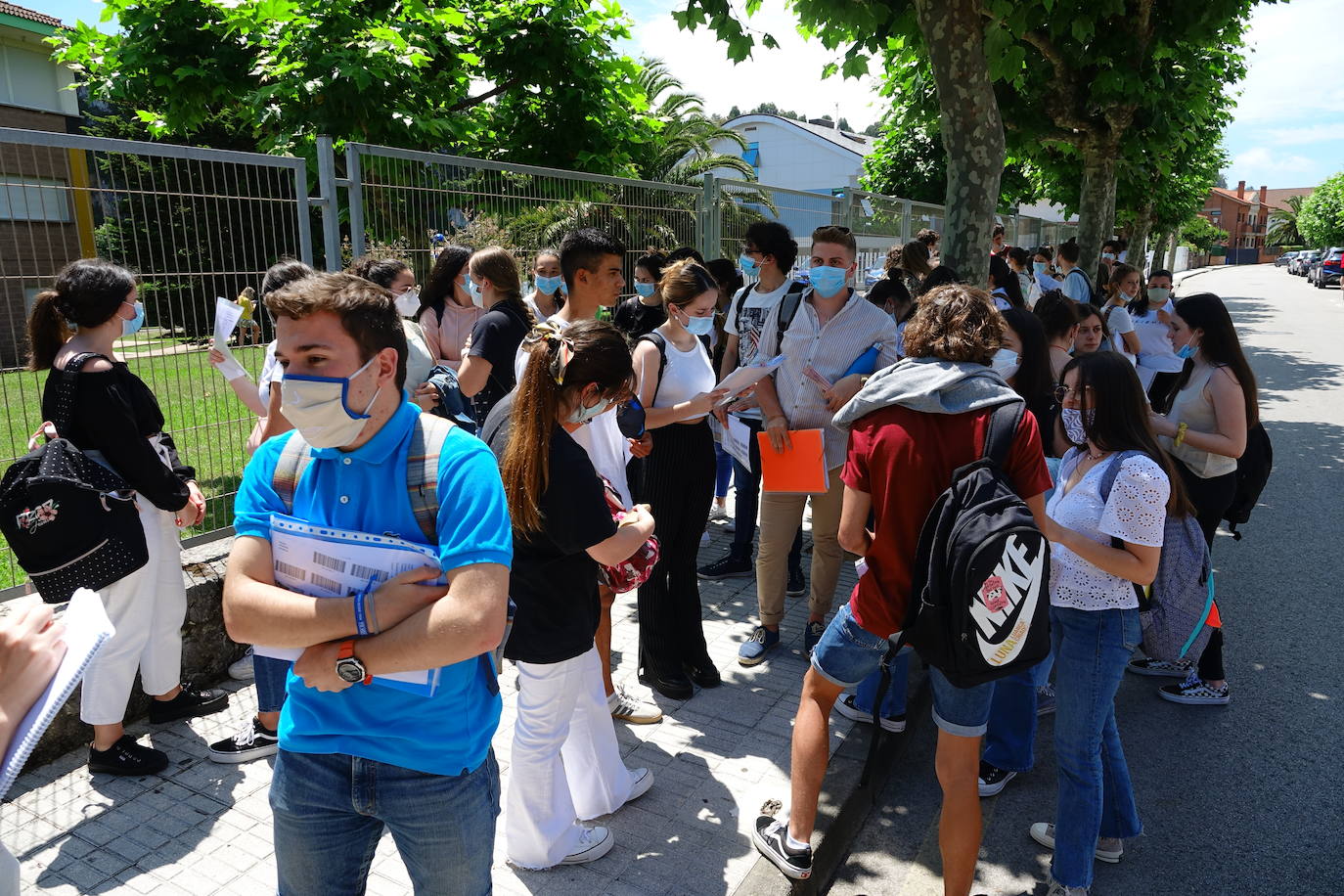 4.975 estudiantes asturianos inician este martes las pruebas que les darán acceso a los estudios universitarios. Lo hacen en unas circunstancias muy especiales, marcadas por la pandemia del coronavirus, tanto tanto por las medidas de higiene impuestas durante los exámenes como por un curso, el de 2019-2020, en el que las clases se suspendieron en el último trimestre. 