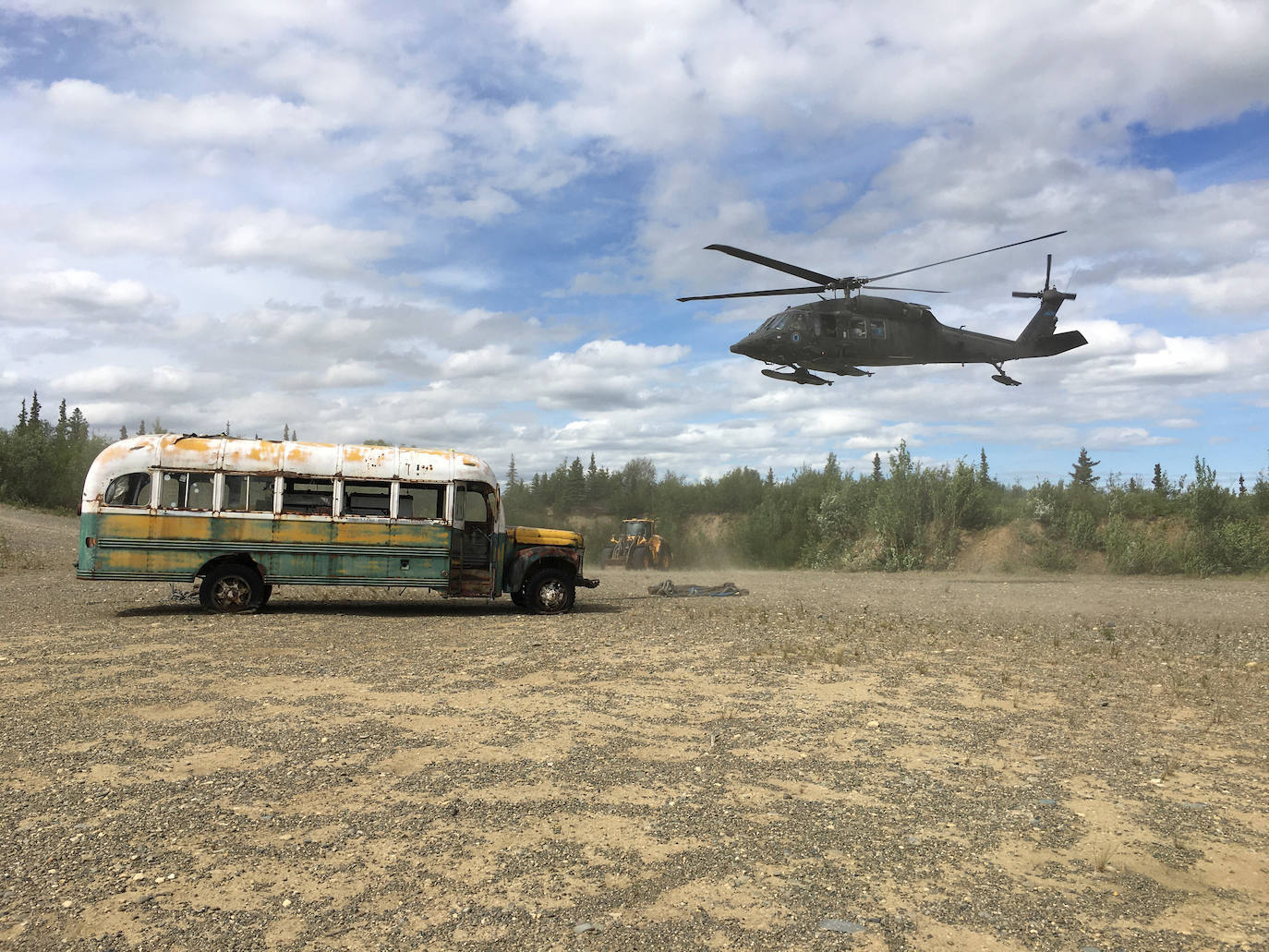 Un viejo autobús abandonado en la salvaje Alaska es desde luego una imagen poco usual. El aparato se hizo famoso gracias a la novela 'Into the Wild' y la película que lleva el mismo nombre ('Hacia rutas salvajes'). El libro, escrito por Jon Krakauer, narra la historia real de Christopher McCandless, un joven que lo dejó todo tras graduarse de la universidad y que, tras varias aventuras por Estados Unidos, murió de hambre en el llamado ‘Magic Bus’. Ahora, las autoridades de Alaska han decidido retirar el vehículo de la zona. El autobús se había convertido en un reclamo turístico para muchos excursionistas, sin embargo, el acceso era peligroso.