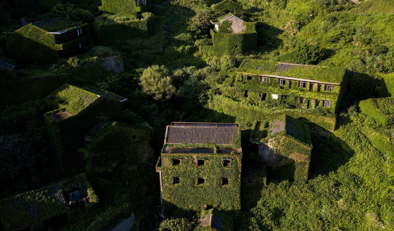 Houtouwan era una próspera comunidad de pescadores en la isla de Shenghshan (provincia oriental china de Zhejiang). En la década de 1990, la mayoría de la población abandonó el pueblo. Los pescadores locales no podían competir con la fuerte industria del continente. El aislamiento y la dificultad de abastecimiento abocaron a la localidad al declive. La vegetación avanzó durante años hasta cubrir por completo viviendas y calles. La aldea se ha convertido desde hace unos años en un punto de atracción de turismo