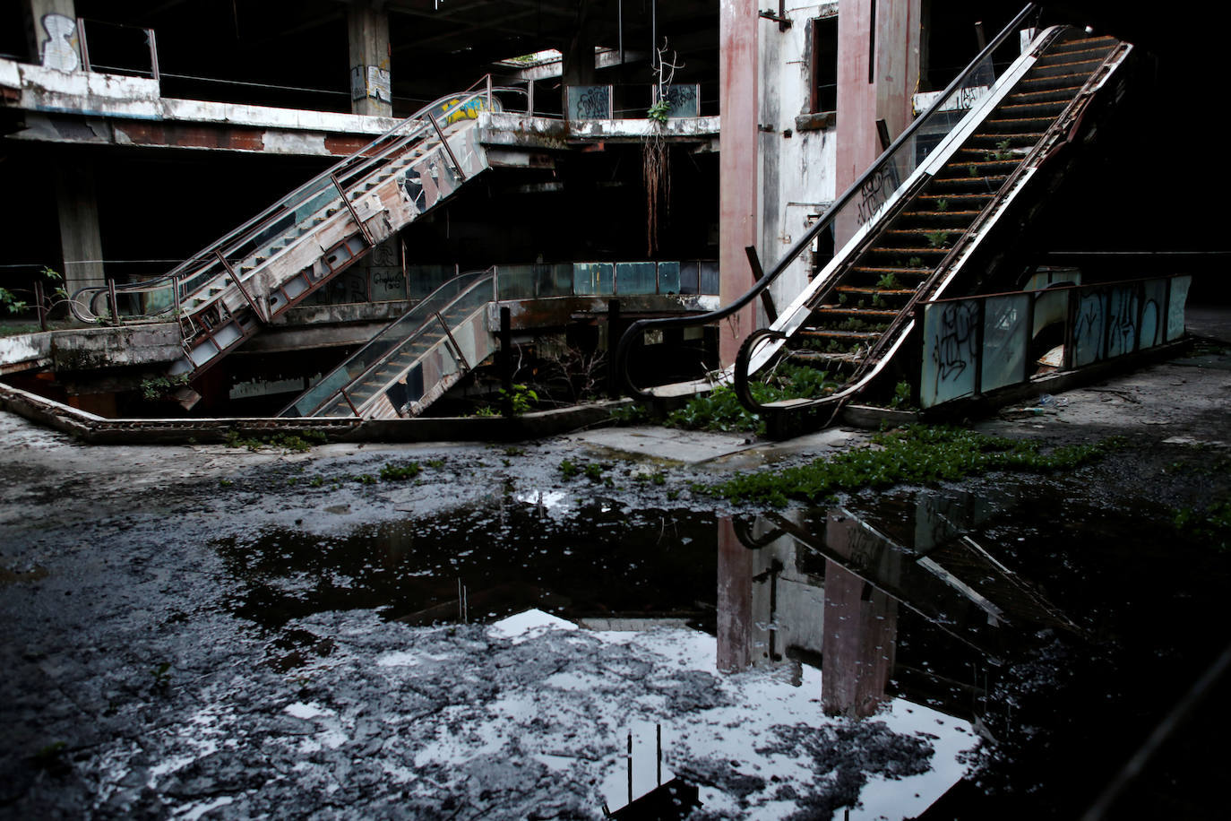 El centro comercial New World de Bangkok, Tailandia, ha estado abandonado y sin vida desde 1997. Ese año el edificio fue cerrado por las autoridades tailandesas, después de descubrir que sus propietarios habían construido varios pisos más de los autorizados. Después fue pasto de varios incendios y derrumbes. Ahora, una exposición lo ha devuelto momentáneamente a la vida