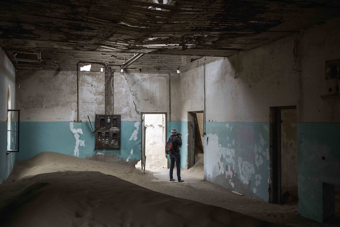 El hallazgo de diamantes dio lugar a la creación en 1908 de Kolmanskop, ciudad de estilo centroeuropeo situada al sur de la colonia alemana de Namibia. Tras la I Guerra Mundial, la caída de la producción provocó su declive y definitivo abandono en 1954. Su peculiar arquitectura, invadida por las arenas del desierto del Namib, la semejan más a un poblado del Lejano Oeste