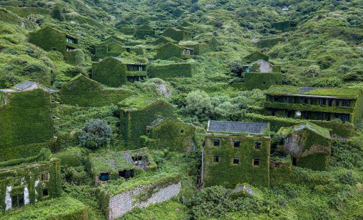 Houtouwan era una próspera comunidad de pescadores en la isla de Shenghshan (provincia oriental china de Zhejiang). En la década de 1990, la mayoría de la población abandonó el pueblo. Los pescadores locales no podían competir con la fuerte industria del continente. El aislamiento y la dificultad de abastecimiento abocaron a la localidad al declive. La vegetación avanzó durante años hasta cubrir por completo viviendas y calles. La aldea se ha convertido desde hace unos años en un punto de atracción de turismo