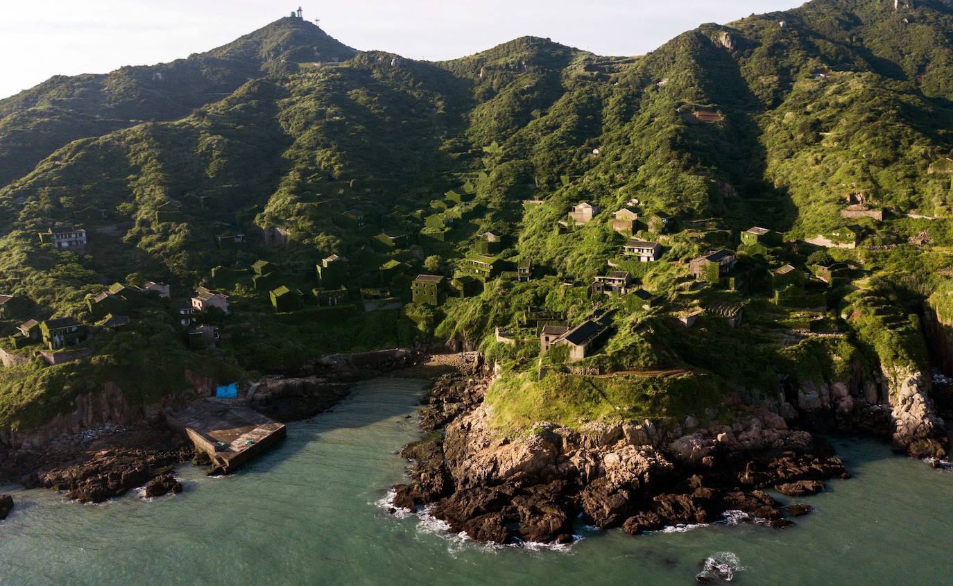 Houtouwan era una próspera comunidad de pescadores en la isla de Shenghshan (provincia oriental china de Zhejiang). En la década de 1990, la mayoría de la población abandonó el pueblo. Los pescadores locales no podían competir con la fuerte industria del continente. El aislamiento y la dificultad de abastecimiento abocaron a la localidad al declive. La vegetación avanzó durante años hasta cubrir por completo viviendas y calles. La aldea se ha convertido desde hace unos años en un punto de atracción de turismo