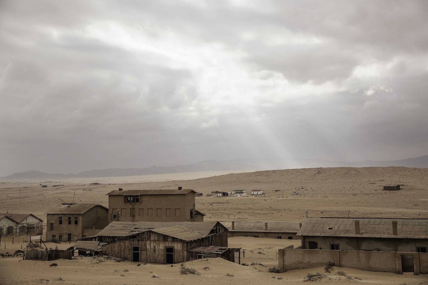 El hallazgo de diamantes dio lugar a la creación en 1908 de Kolmanskop, ciudad de estilo centroeuropeo situada al sur de la colonia alemana de Namibia. Tras la I Guerra Mundial, la caída de la producción provocó su declive y definitivo abandono en 1954. Su peculiar arquitectura, invadida por las arenas del desierto del Namib, la semejan más a un poblado del Lejano Oeste