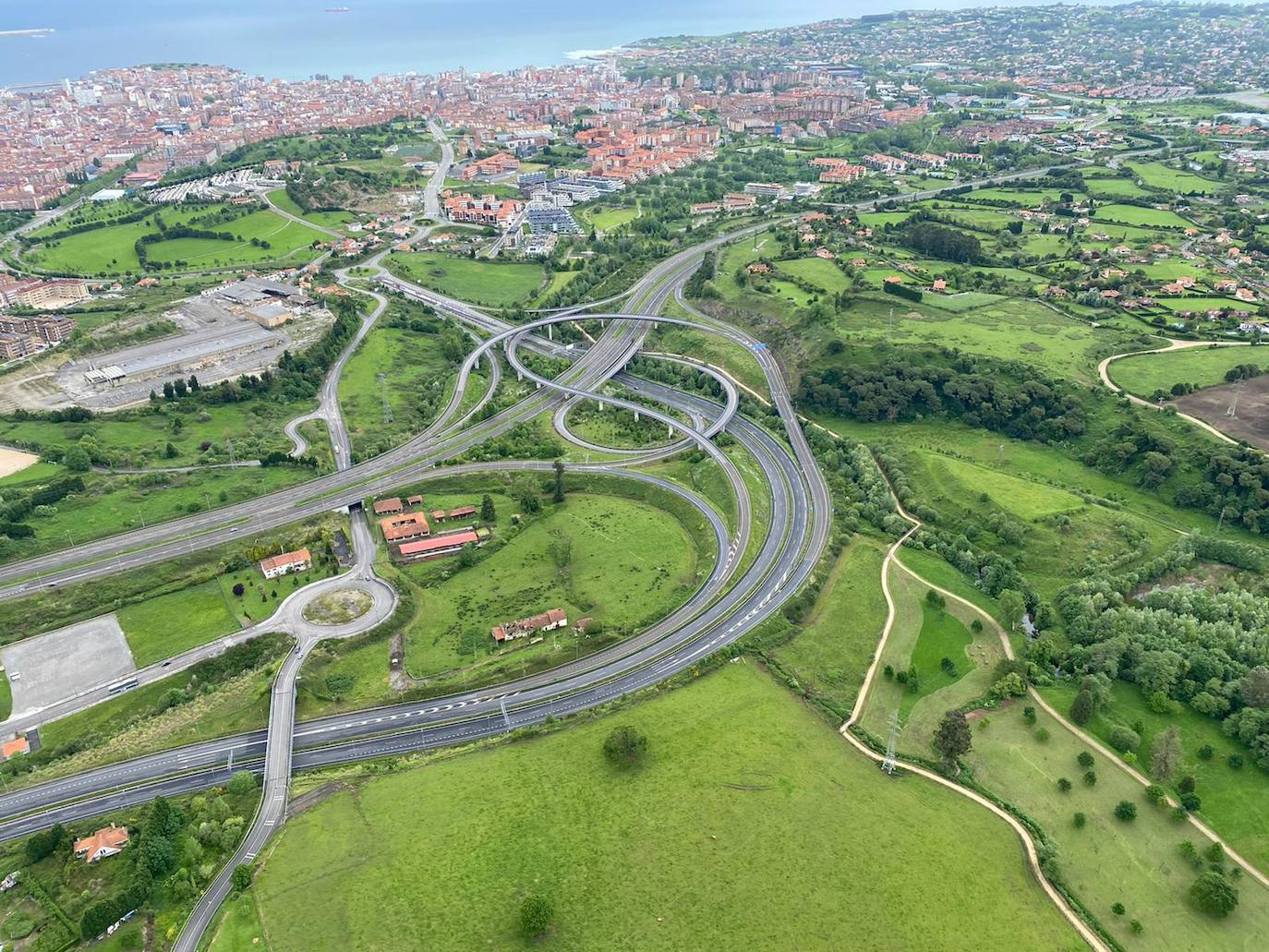 El 21 de junio se terminó el estado de alarma y se entró en una 'nueva normalidad'. Antes, los asturianos vivieron una desescalada por fases en las que la libertad de movimientos iba poco a poco adaptándose a la evolución de la pandemia