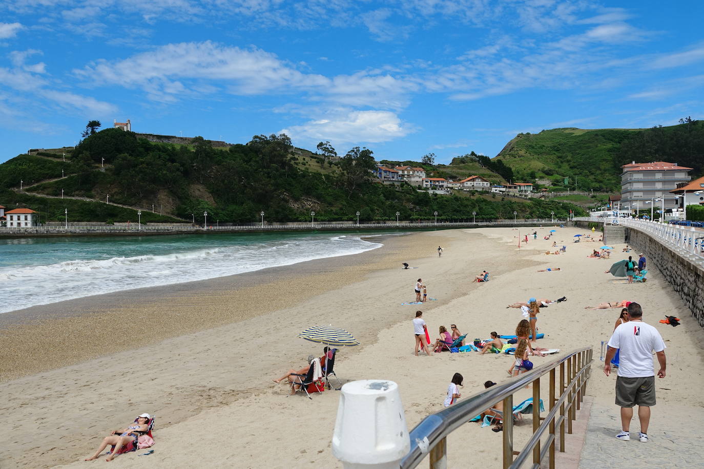 Asturianos y visitantes despiden junio con unas elevadas temperaturas que les ha llevado hasta playas y zonas de paseo con sombra.