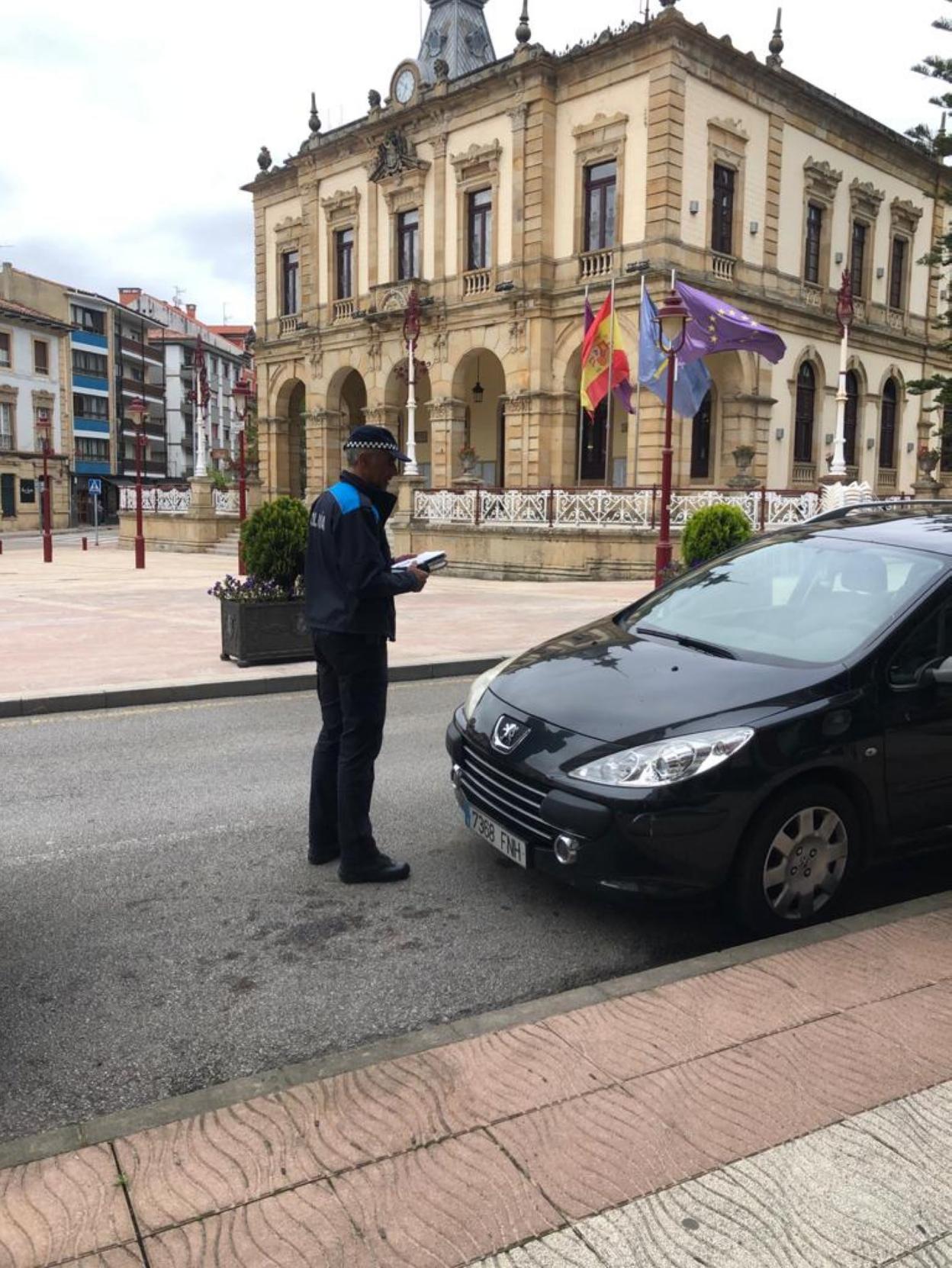 Un policía local controla el estacionamiento en pleno casco urbano de Villaviciosa. 