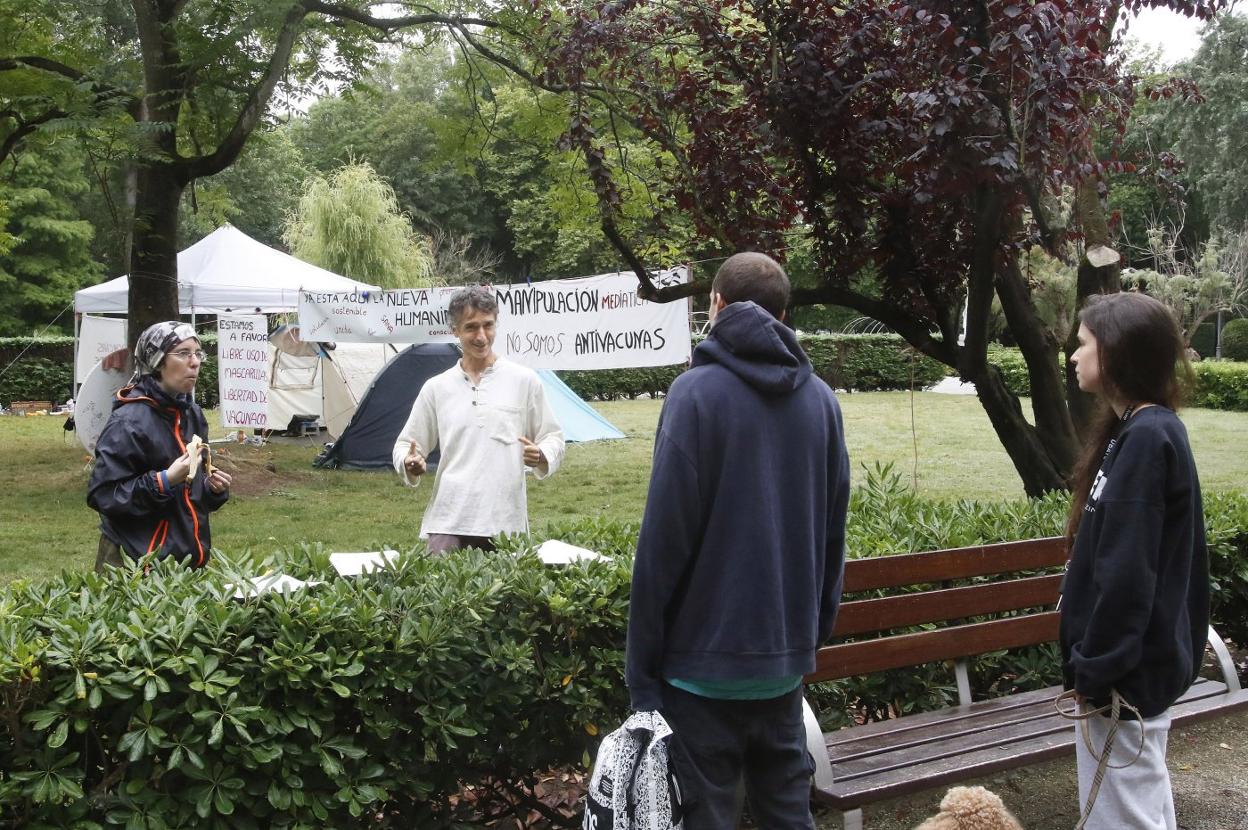 Participantes en la acampada dialogan con un usuario del parque . 