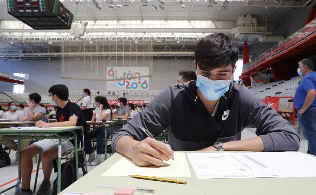 Uno de los estudiantes, haciendo la prueba. 