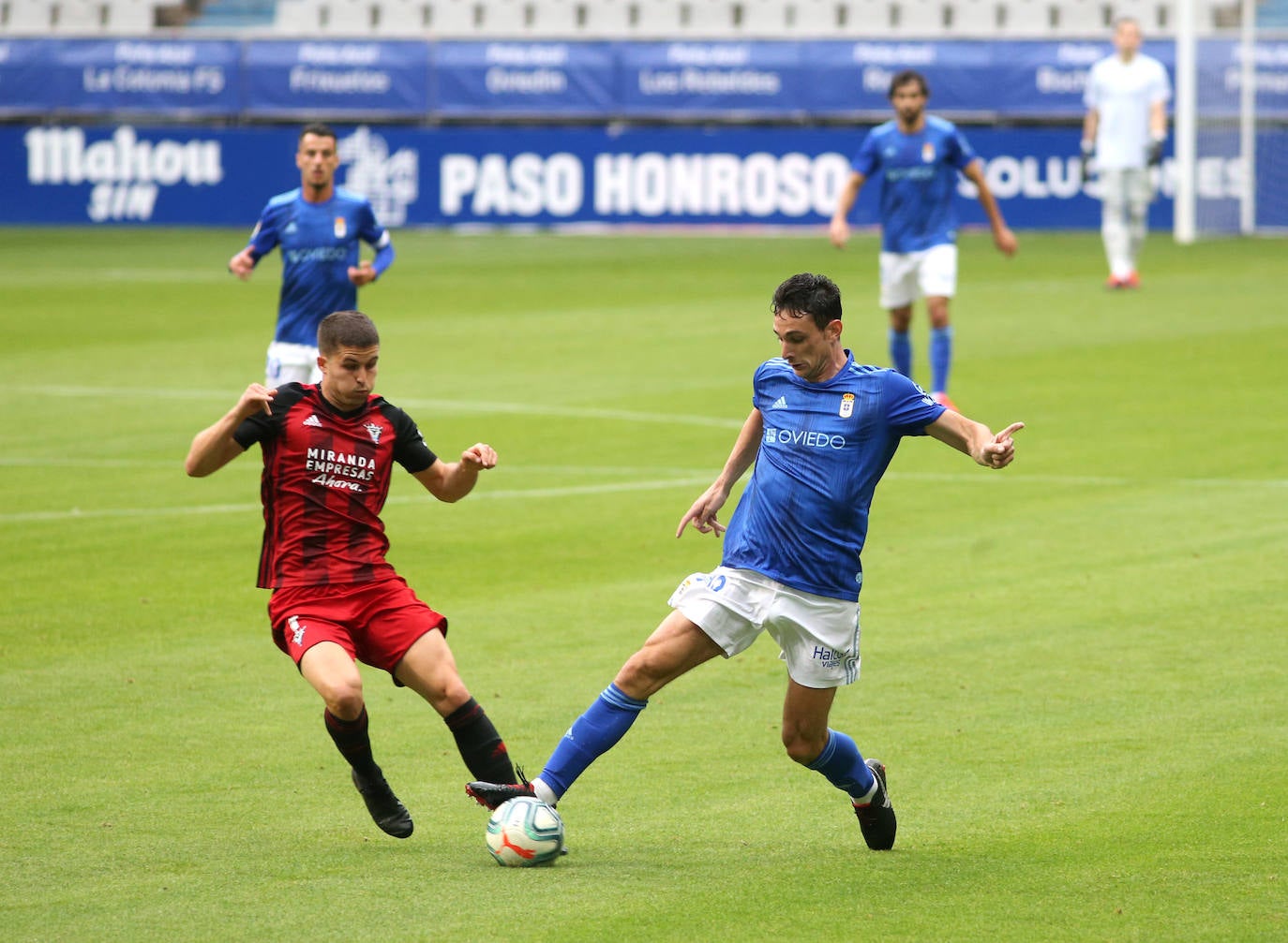 El Real Oviedo y el Mirandés se han disputado los tres puntos en el estadio Carlos Tartiere. 