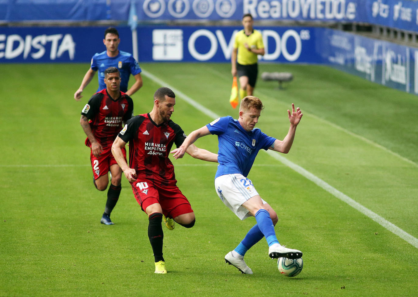 El Real Oviedo y el Mirandés se han disputado los tres puntos en el estadio Carlos Tartiere. 