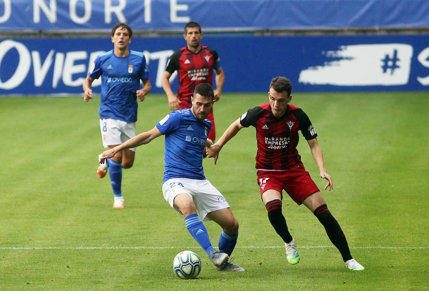 El Real Oviedo y el Mirandés se han disputado los tres puntos en el estadio Carlos Tartiere. 