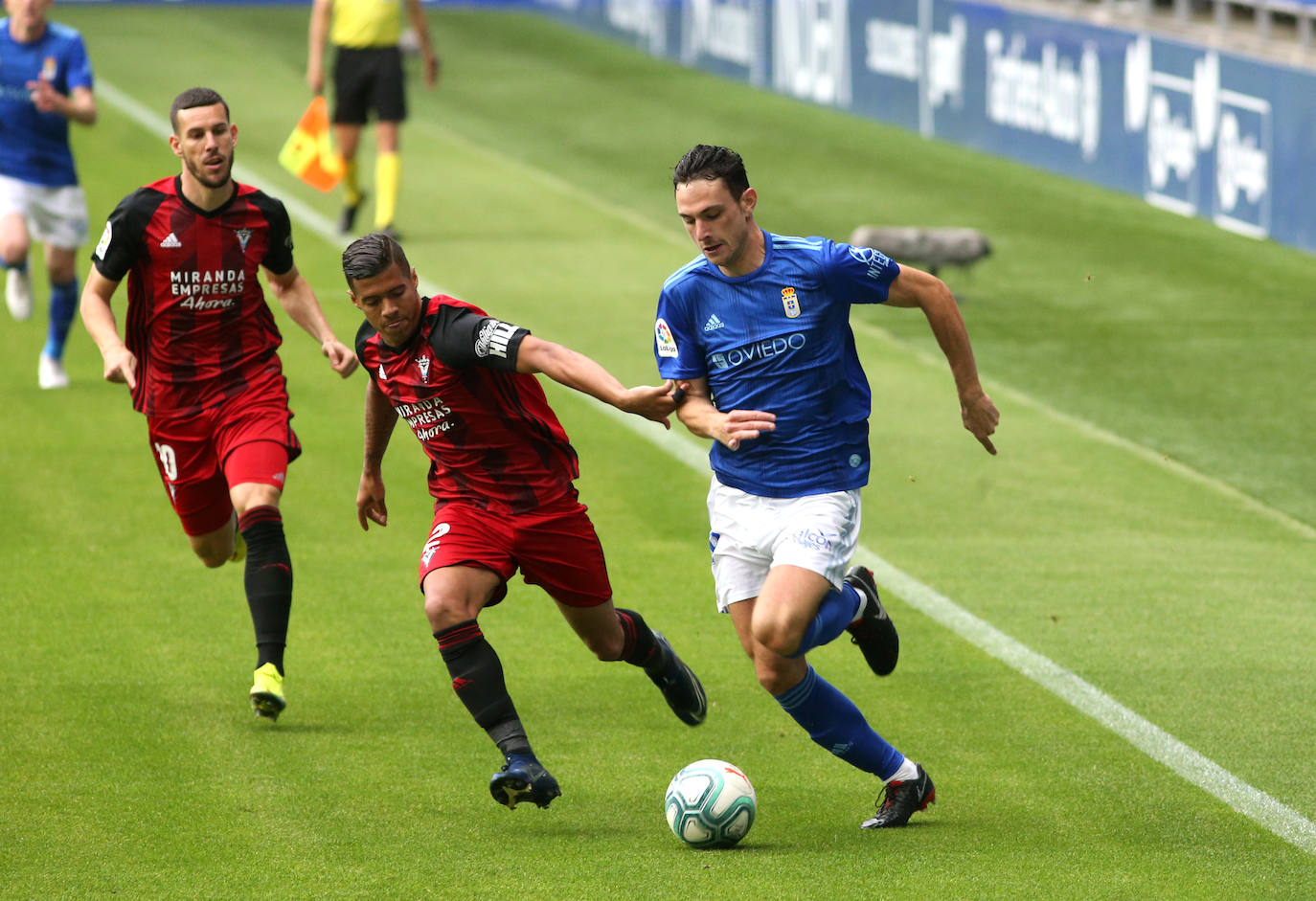 El Real Oviedo y el Mirandés se han disputado los tres puntos en el estadio Carlos Tartiere. 