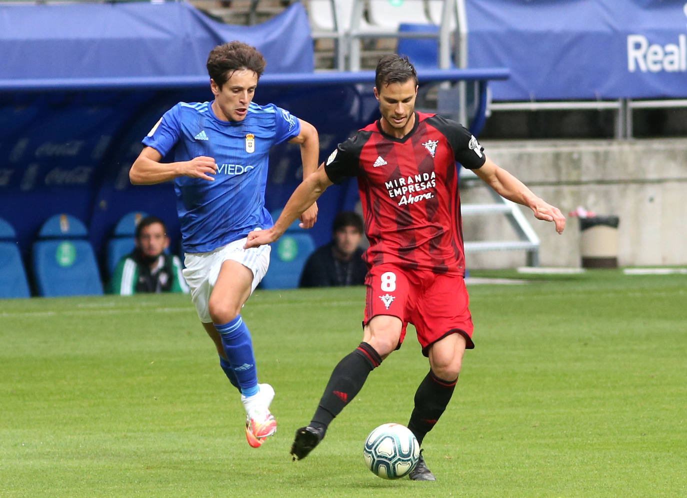 El Real Oviedo y el Mirandés se han disputado los tres puntos en el estadio Carlos Tartiere. 