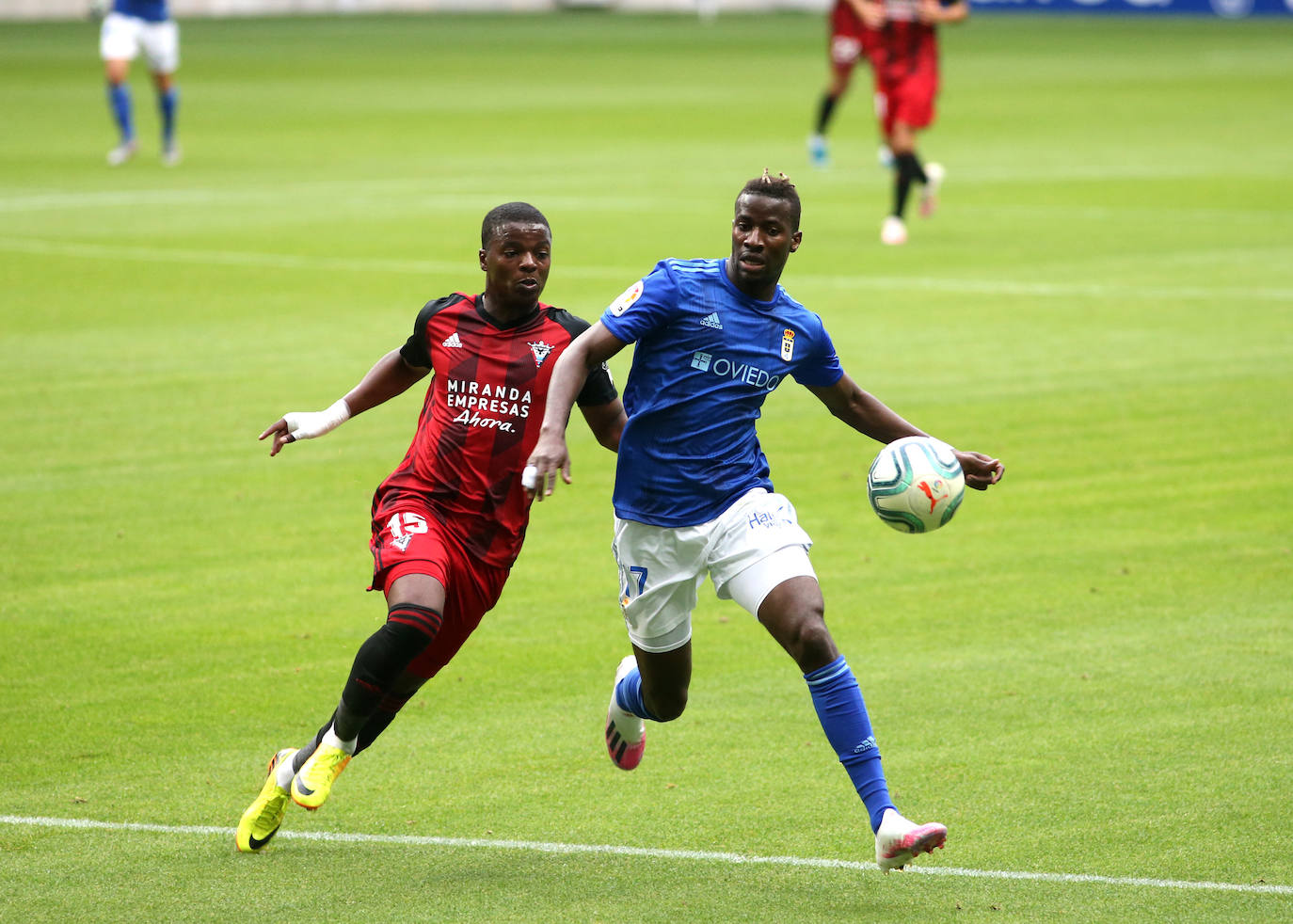 El Real Oviedo y el Mirandés se han disputado los tres puntos en el estadio Carlos Tartiere. 