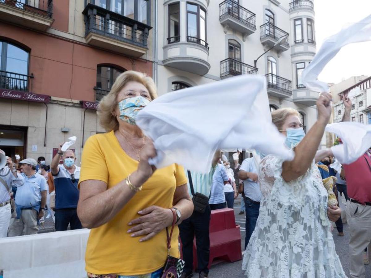 Fotos: Pañolada para salvar la fuente de Pedro Menéndez