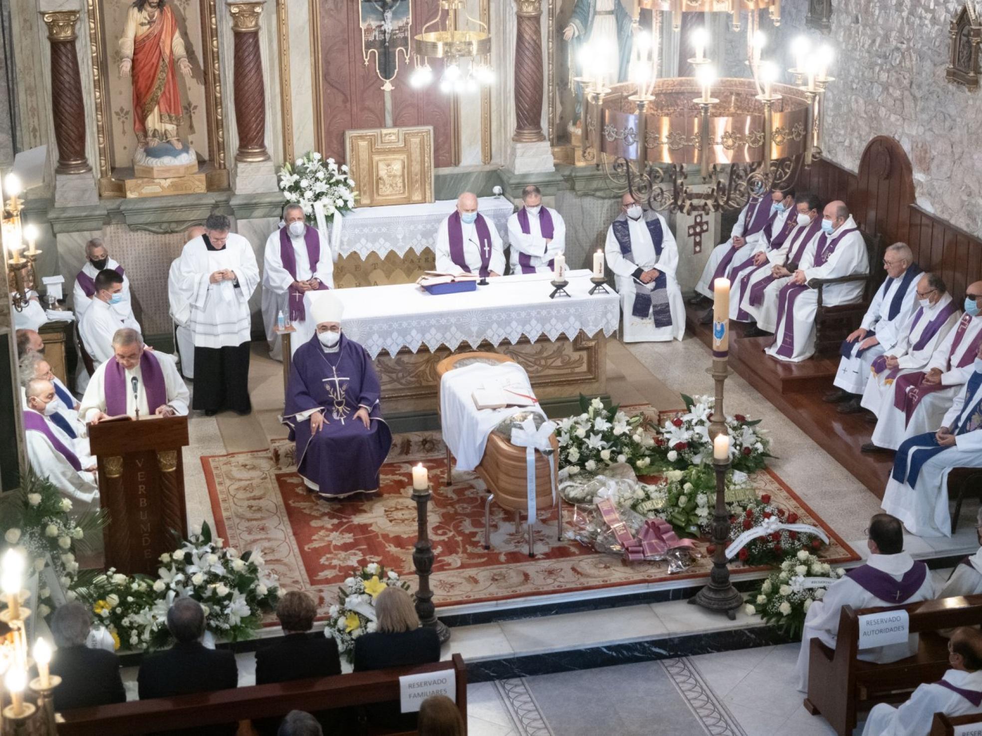 El Arzobispo, Jesús Sanz Montes, fue el encargado de oficiar la misa funeral en Miranda junto a otros 31 sacerdotes. 